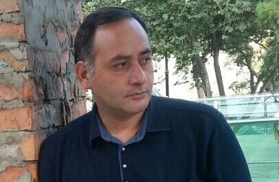 Ağ kostyumlu ruh (hekayə)