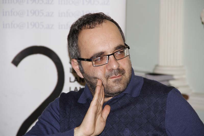 Şərif  Ağayar kərpici necə kəsir?