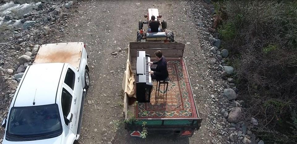 Azərbaycanlı pianoçu traktorun üstündə konsert verdi (FOTOLAR)